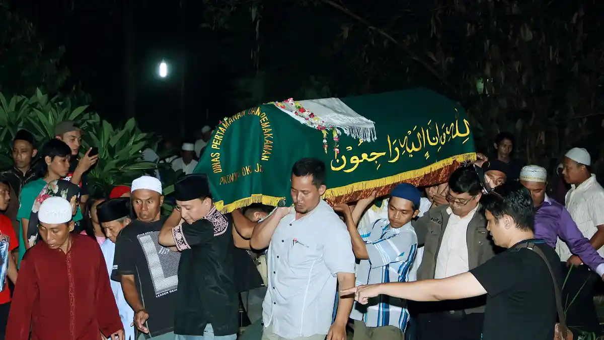 Jenazah Budi Anduk Setelah Disalatkan Langsung Dimakamkan