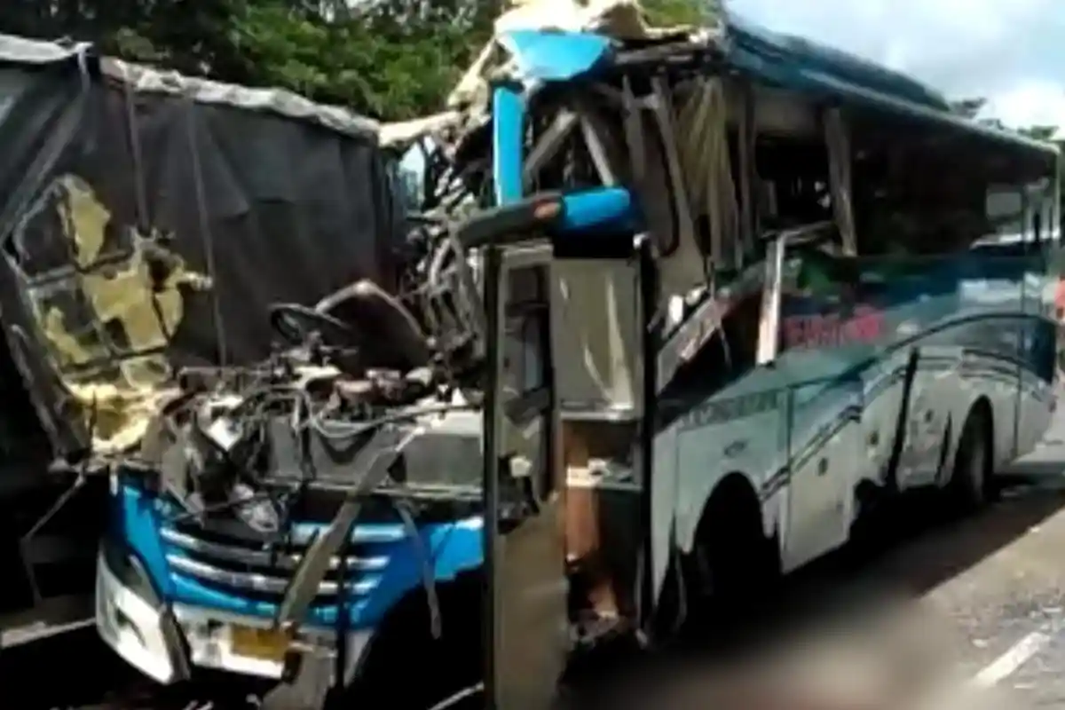 BREAKING NEWS: Bus Widji Lestari Kecelakaan dengan 2 Truk di Pantura Rembang, 3 Orang Tewas