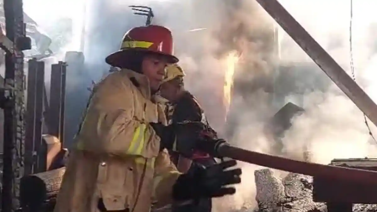 VIDEO - Gudang Kayu di Jl Mondroguno Kota Madiun Terbakar Hebat