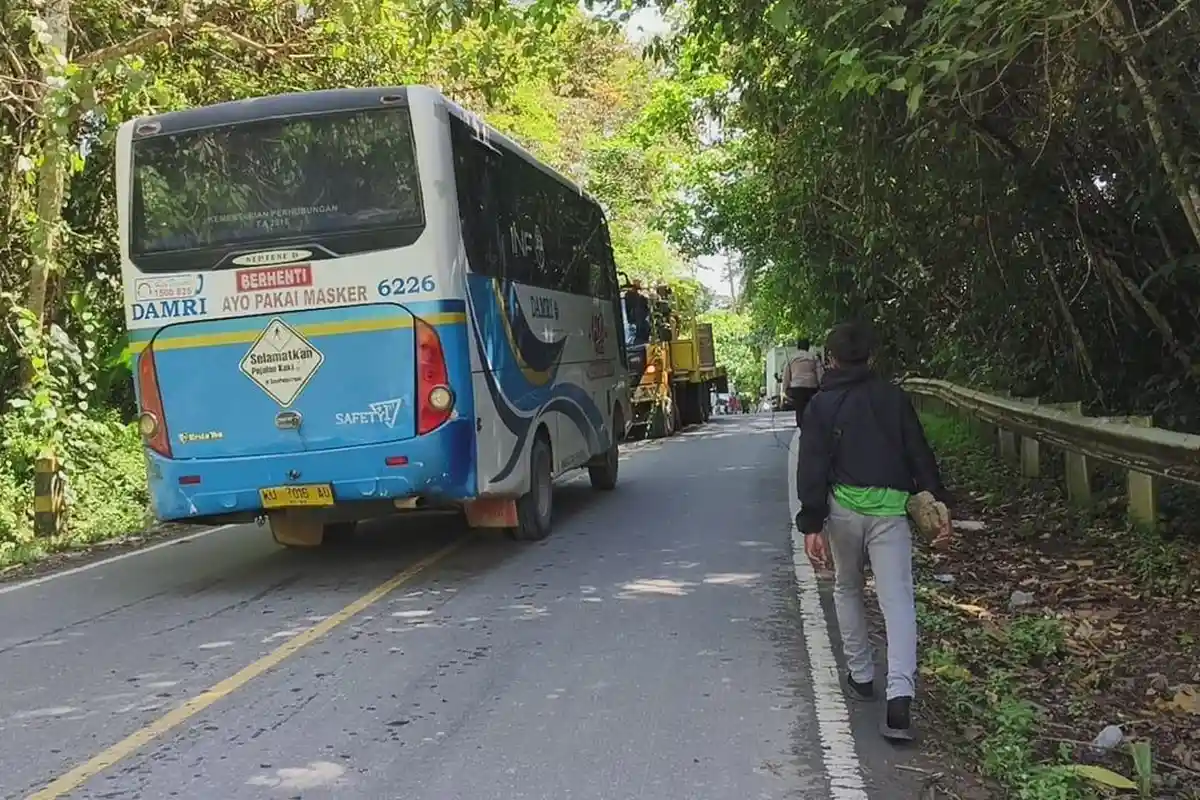 Sempat Macet Pasca Kecelakaan, Kini Arus Lalulintas di Jalan Desa Sempayang Malinau Kembali Normal