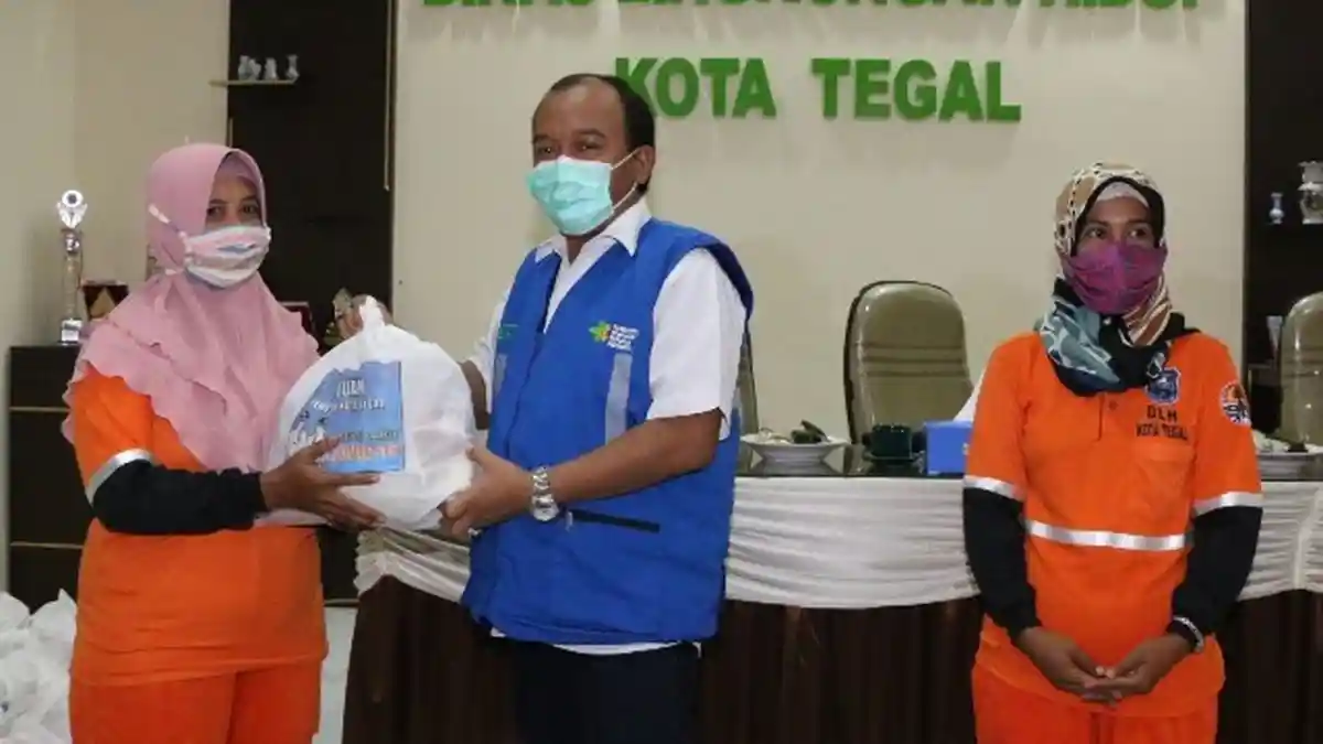 Pemkot Tegal Bagikan Ratusan Paket Sembako kepada Penyapu Jalan dan ...