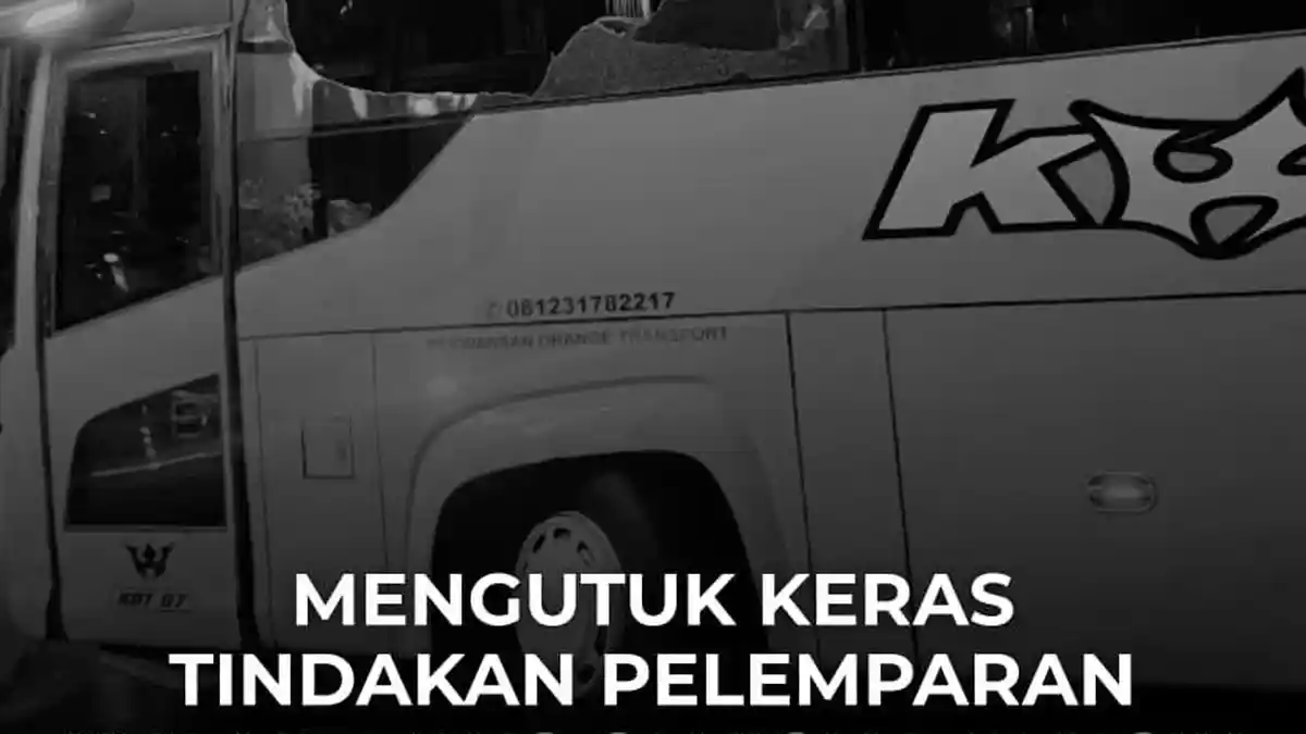 Keluar Stadion Kanjuruhan Malang, Kaca Bus Persik Kediri Pecah Akibat Dilempar Batu