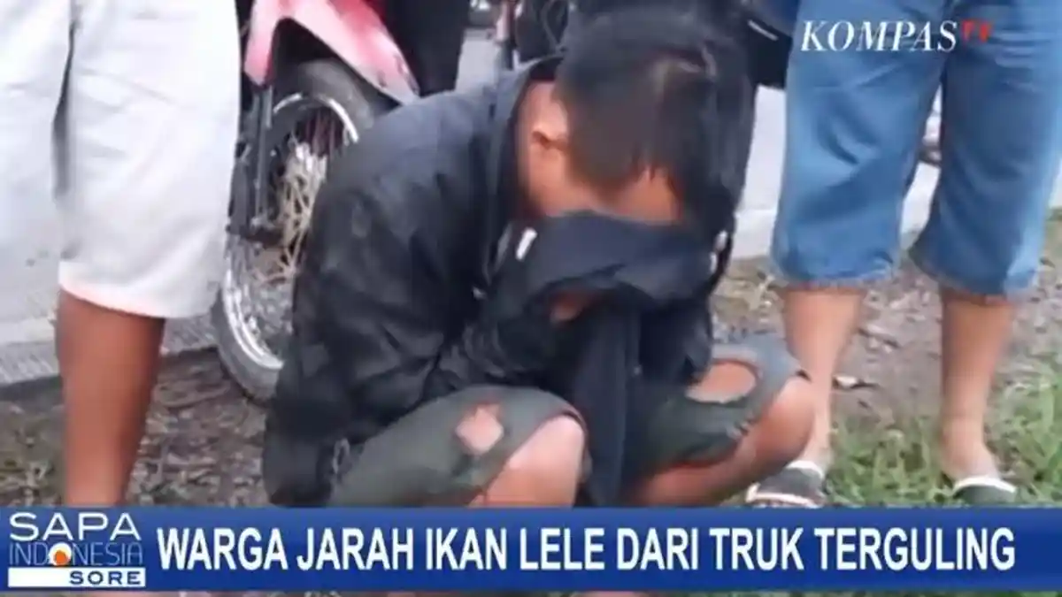 TANGIS Sopir saat Truknya Terguling, Ikan Lele Dijarah Warga, Polisi Sampai Teriak : Jangan Diambil