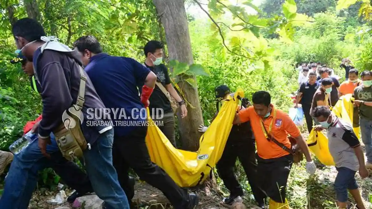 Ada Celana Dalam dan Baju di Sekitar Tulang Belulang Manusia Yang Berserakan