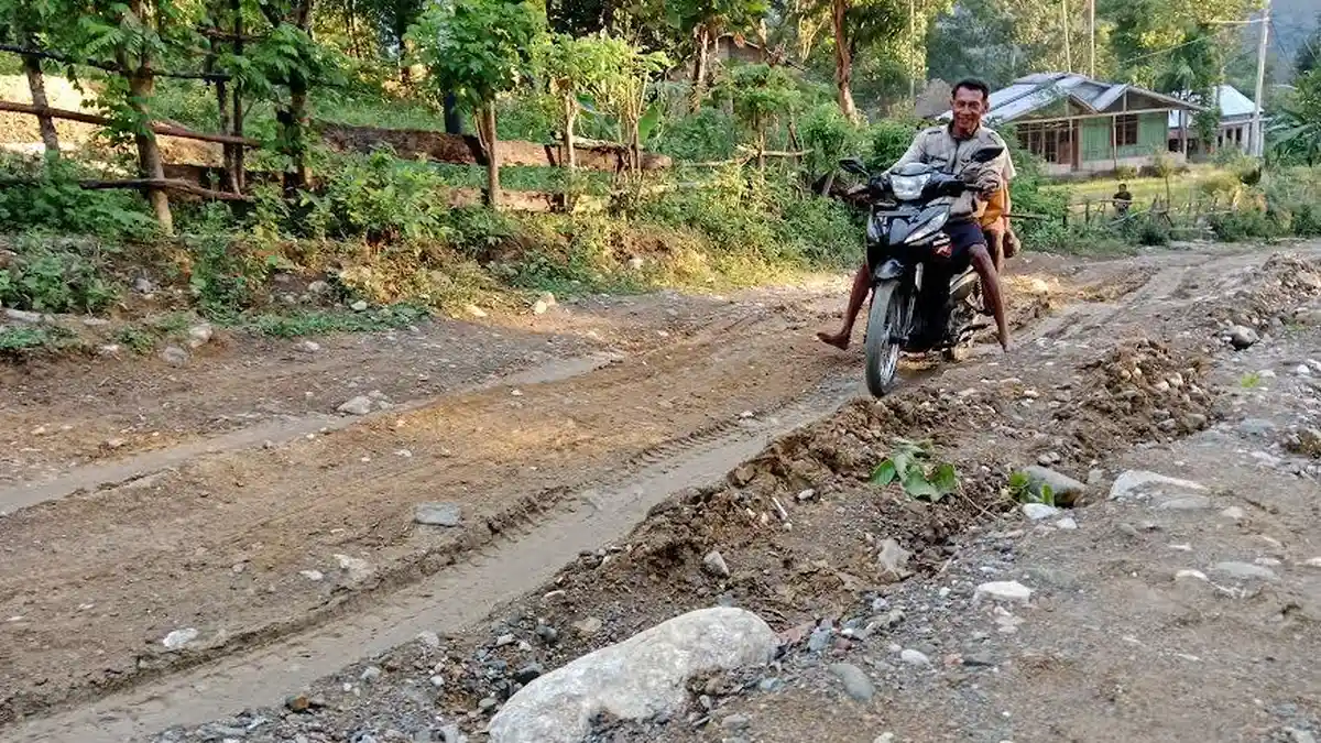 Ruas Jalan Napak Tilas Kota Kefamenanu Timor Tengah Utara Rusak Berat