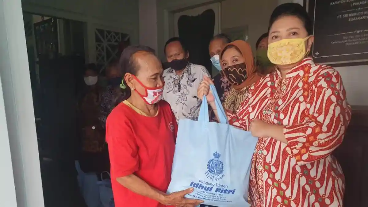480 Abdi Dalem Keraton Surakarta Terima Paket Sembako