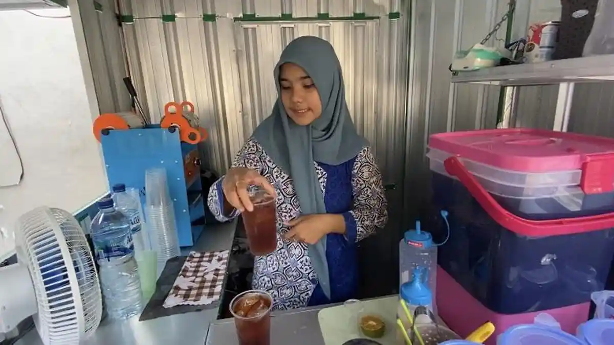 Cuan Besar dari Kedai Kontainer Es Teh Jumbo 3000-an, Cuaca Panas di Ungaran Bawa Berkah