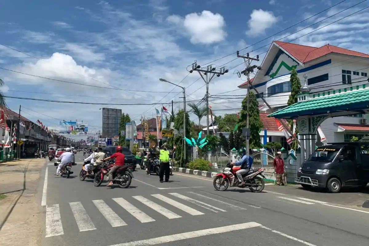 Beri Rasa Aman Pada Warga Beribadah, Satlntas Polres Sambas Atur Lalu Lintas di Sekitar Masjid