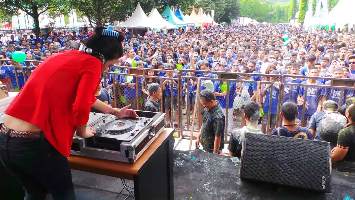 Peserta  Party Colour Run Sidoarjo Happy dengan Irama Disko