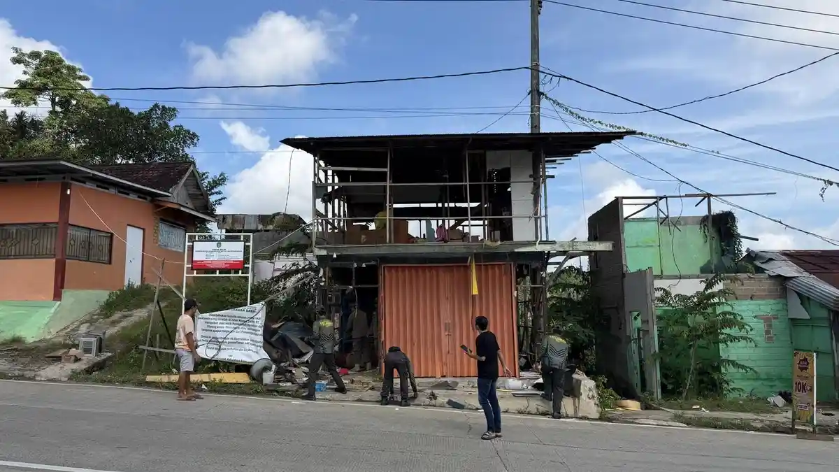 3 Bangunan di Aset Pemda Tenggarong Kukar Dibongkar, Lahan Disiapkan untuk Kantor? — INDONESIA — ERYU PROJECT