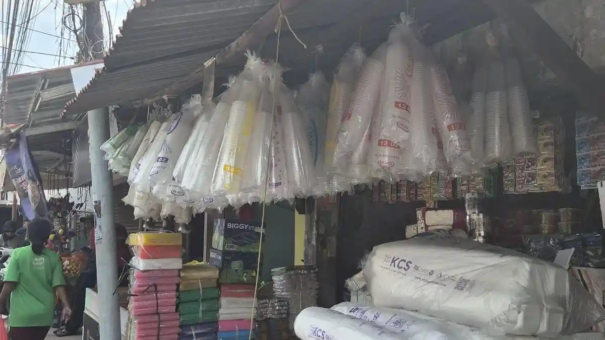 Harga Plastik Naik di Sinjai, Pedagang Keluhkan Beban Operasional Membengkak