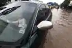 Mobil dan Motor Nekat Menerjang Banjir Bandung