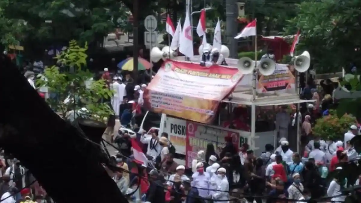 Massa Aksi di Patung Kuda Tolak UU Cipta Kerja: Jangan Melawan Aparat TNI dan Polri