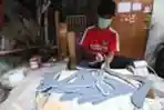 Mantan Atlet Itu Kini Jadi Perajin Bumerang