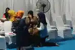 Tubuh-Zubaidah-ibunda-Irham-Ghifari-15-ambruk-saat-duduk-di-salah-satu-kursi.jpg