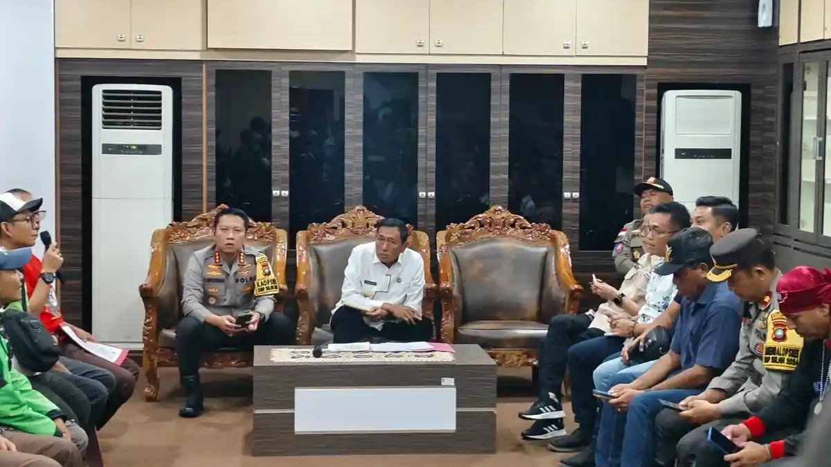 Demo Kawal UMK 2025 Naik 30 Persen, Pjs Walikota Batam Temui Massa Buruh