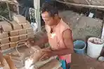 Dari Genteng ke Bata Merah, Suroto Menjaga Asa di Tengah Lesunya Pasar