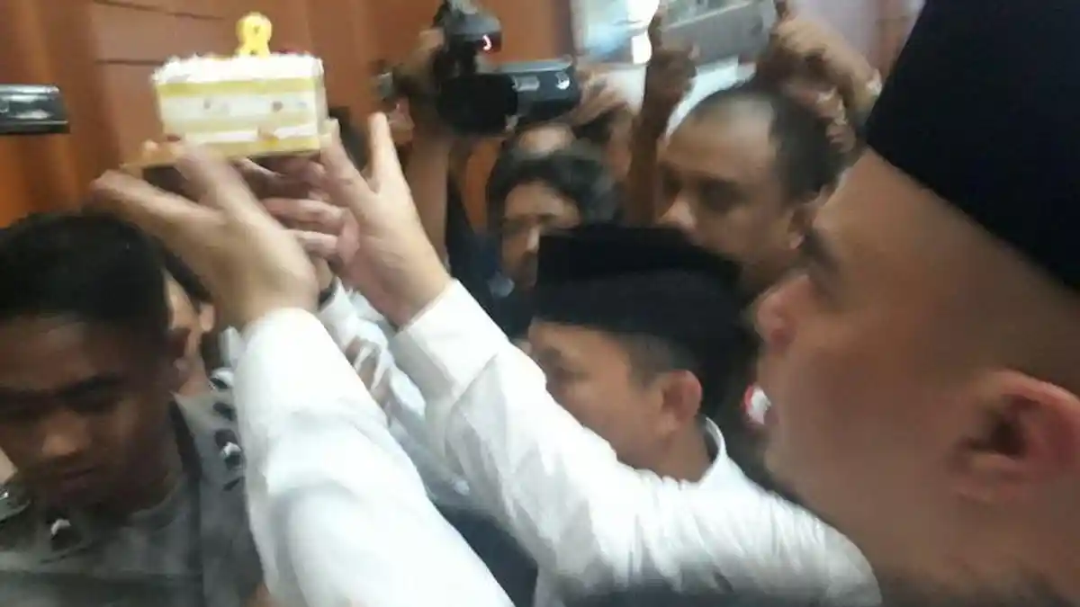 Ahmad Dhani Rayakan Ulangtahun Putrinya di Ruang Sidang