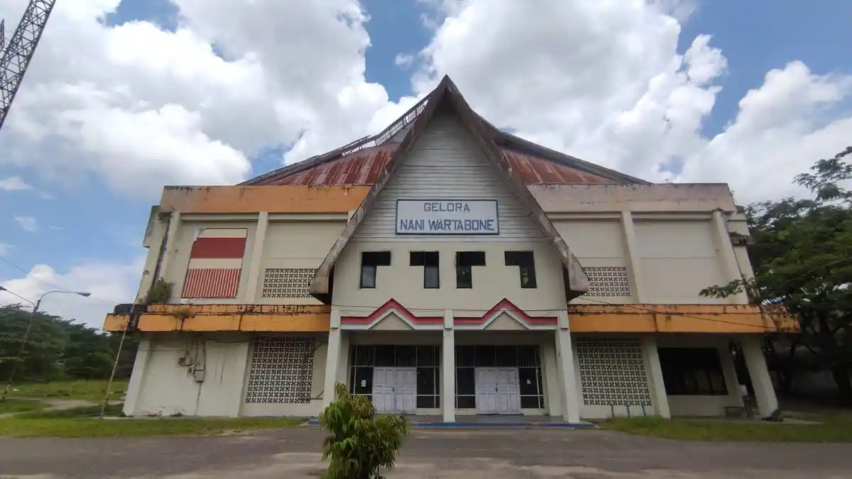 Gedung Gelora Nani Wartabone Kota Gorontalo Bocor, Air Hujan Merembes saat Calon Paskibraka Latihan