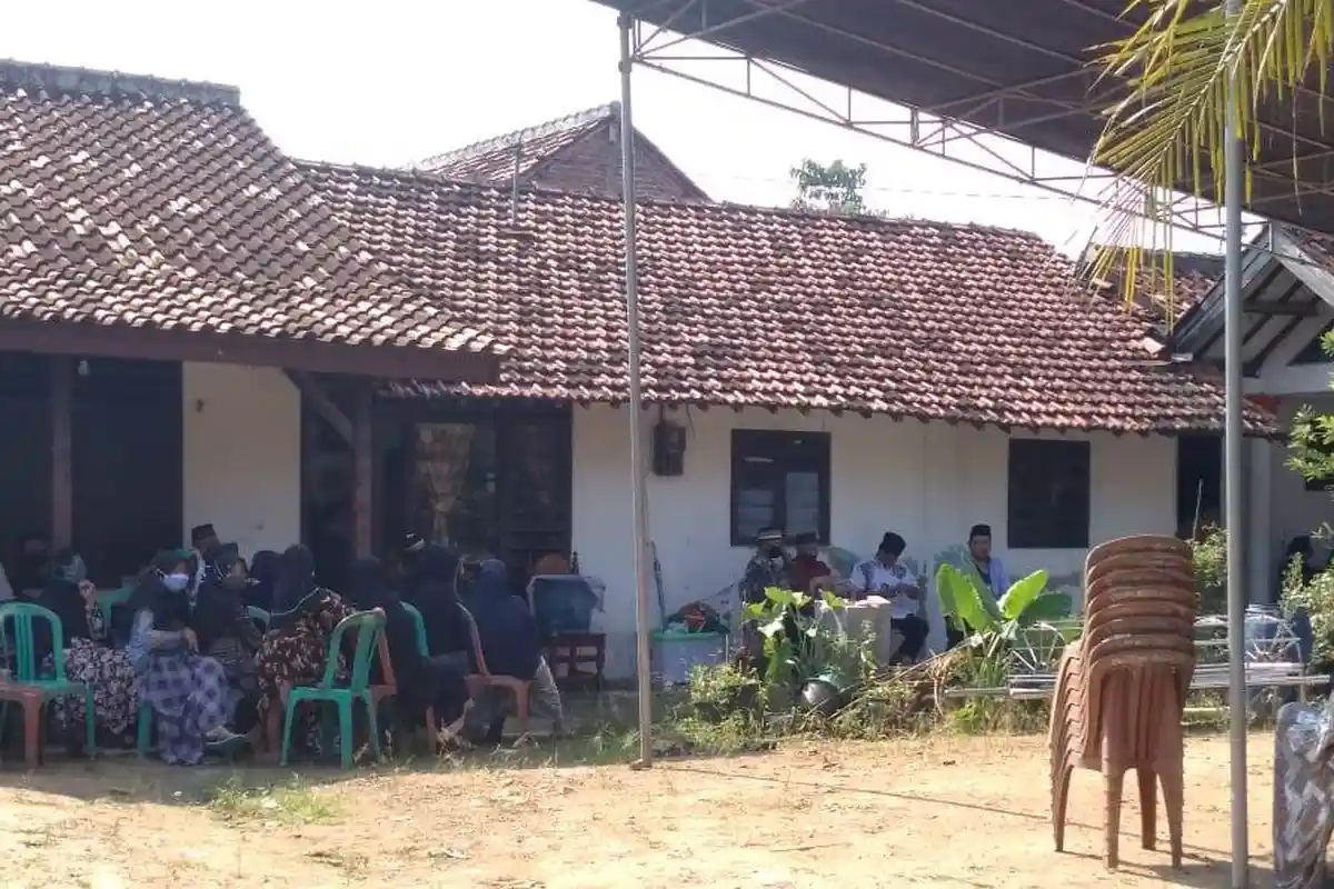 BREAKING NEWS Warga Pringsewu Ditemukan Tewas Gantung Diri oleh Anaknya