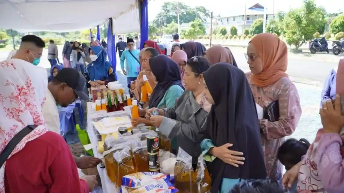 Emak-emak Lingga Serbu Pasar Pangan Murah, Dua Jam Ludes Terjual