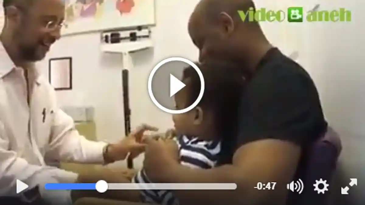 Aksi Dokter Ini Bikin Kagum Saat Suntik Seorang Bocah, Reaksinya Anak Malah Tertawa