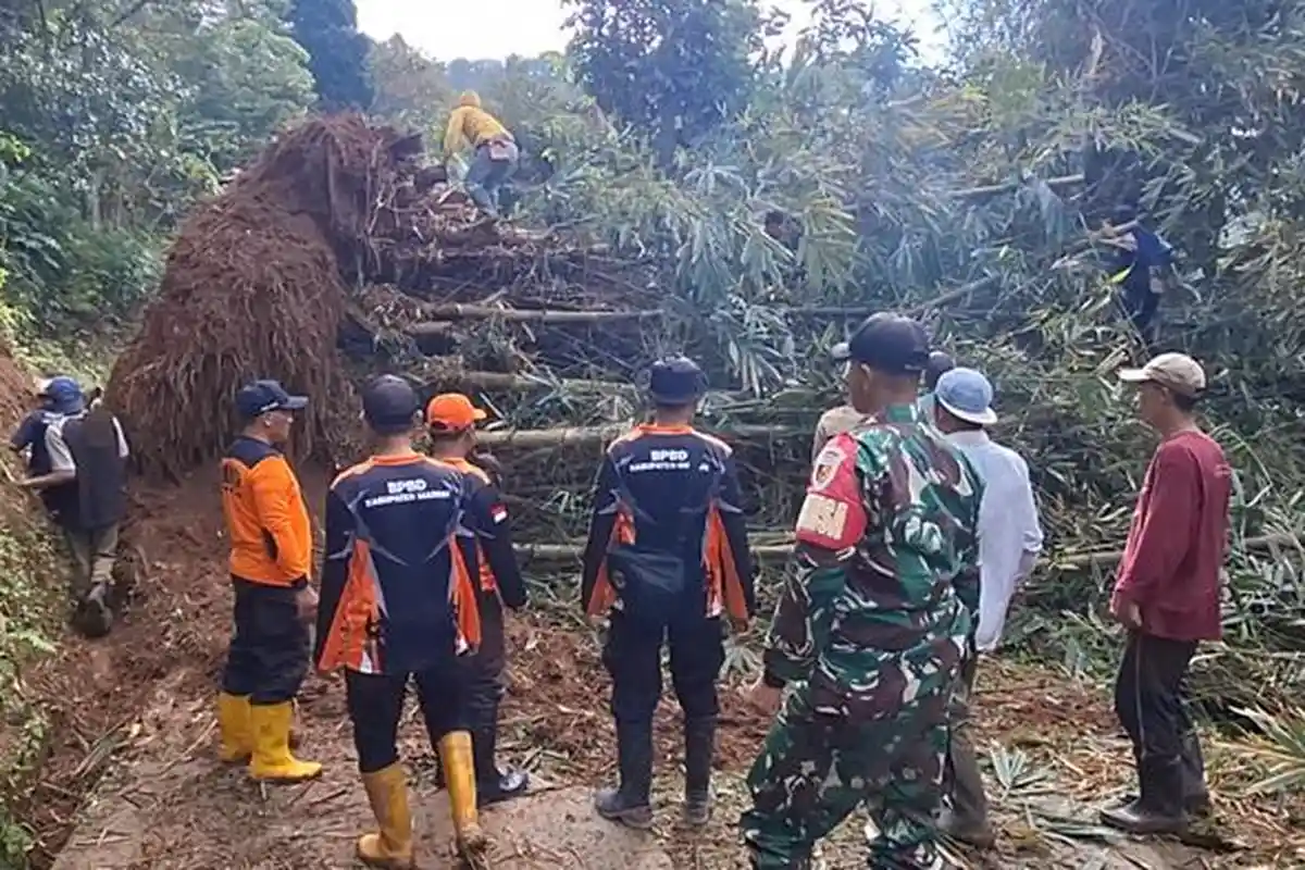 Imbas Hujan Deras Semalaman, Jalan Desa Padas Kabupaten Madiun Longsor dan Aktivitas Warga Lumpuh