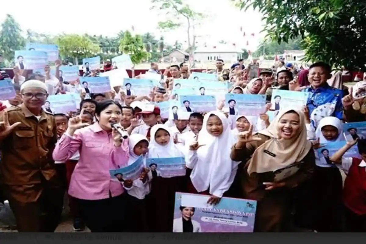 Anggota DPD RI Ratu Tenny Leriva Salurkan Beasiswa PIP di OKU Timur, Bupati Enos : Terima Kasih