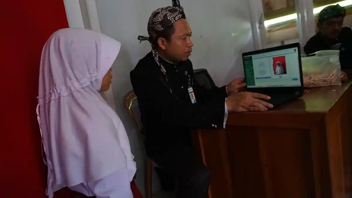 Layanan Internet Desa di Batang Permudah Warga Urus Adminduk, Siswa SD Dapat KIA dengan Mudah