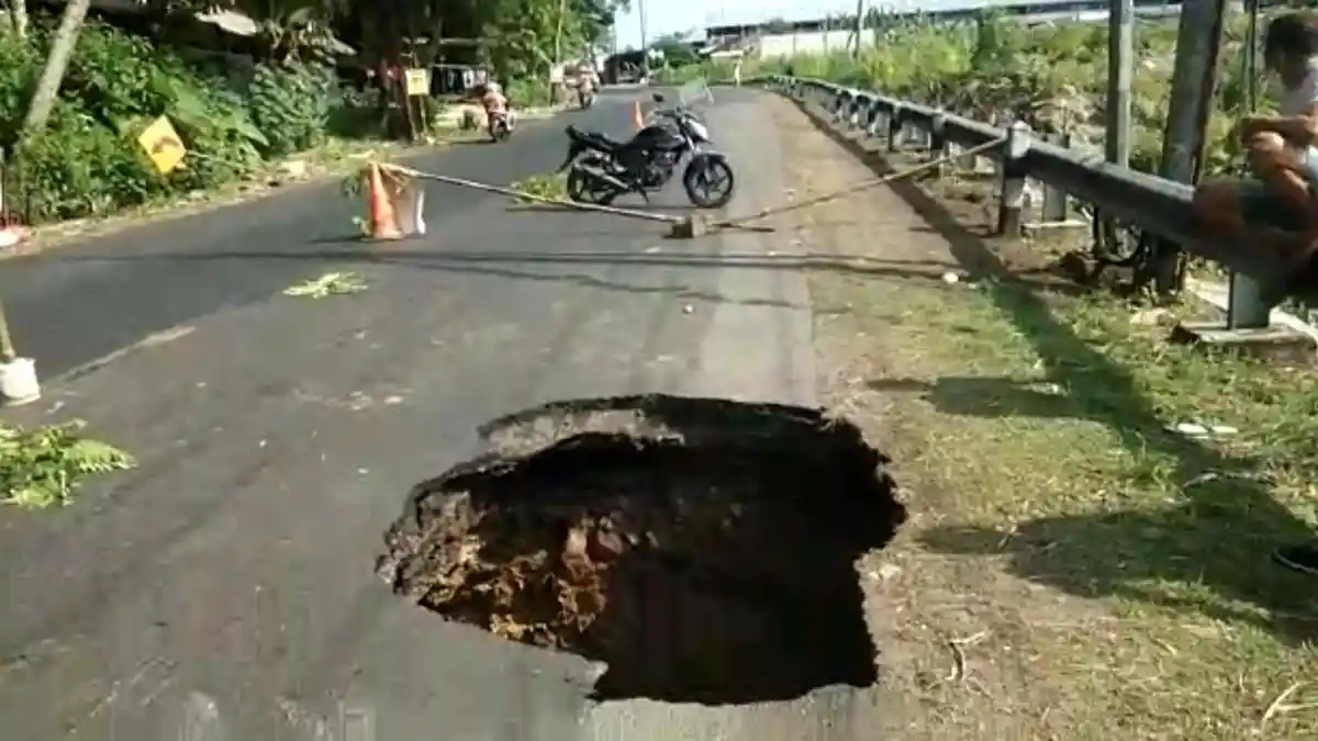 Jalan Amblas di Ruas Karangpucung - Majenang Cilacap Sedalam 4 Meter