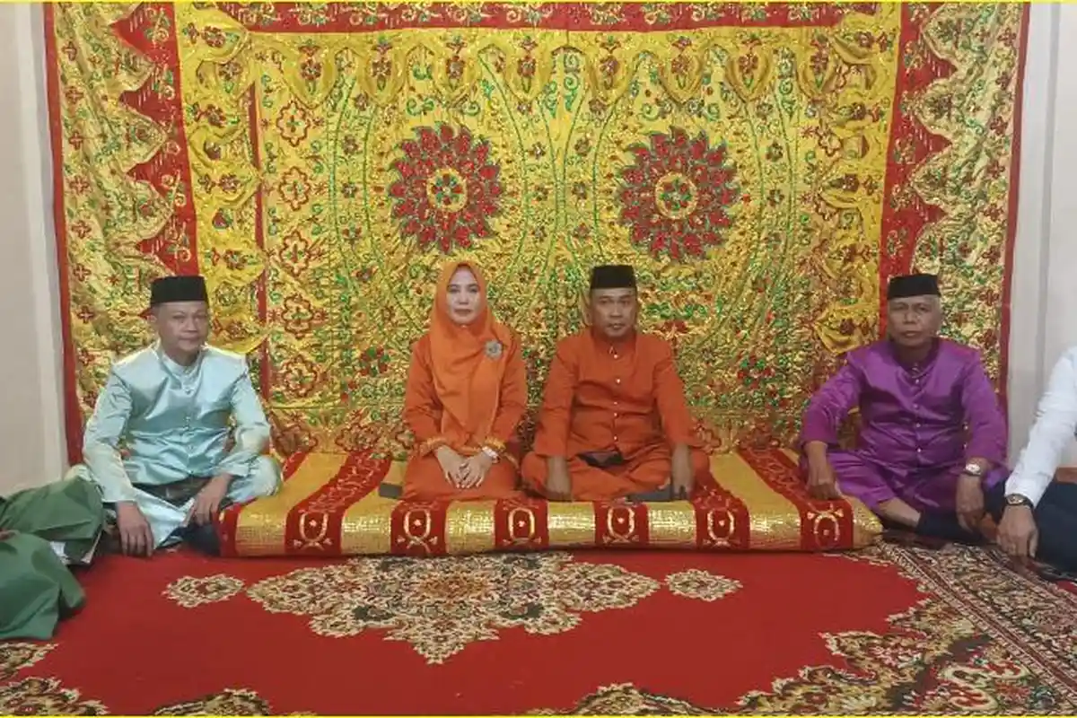 Penjabat Sekda Kabupaten Gorontalo Haris Tome Jalani Prosesi Adat Mopotilolo 