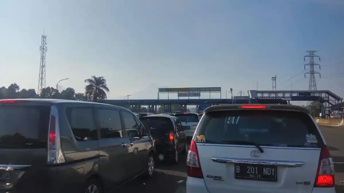 Jalur Puncak Satu Arah ke Atas, Padat di Simpang Gadog