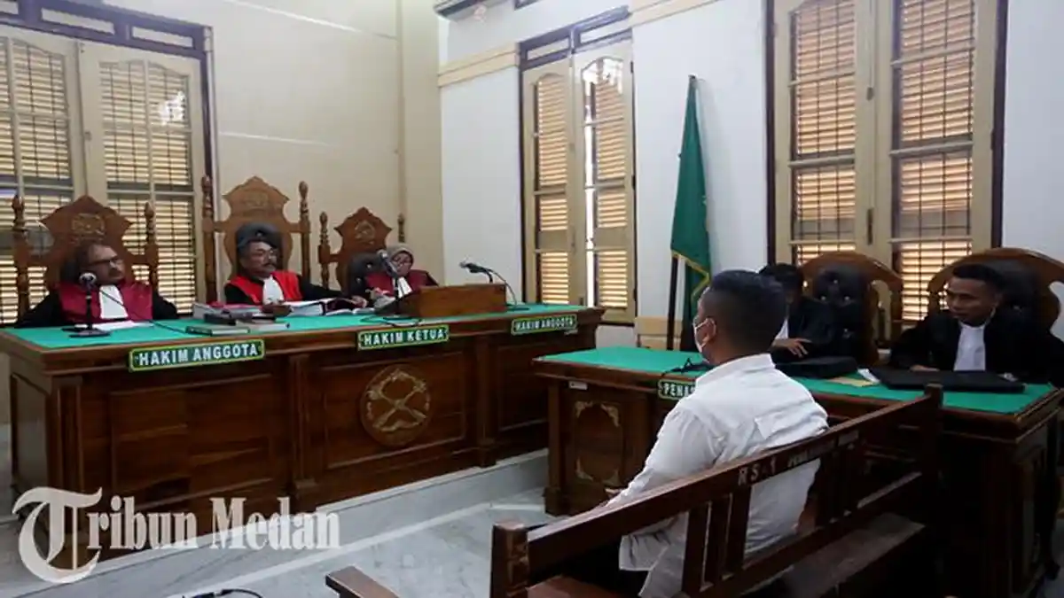 Berita Foto: AKBP Achiruddin Hasibuan Jalani Sidang Perdana Kasus Gudang Solar Ilegal - 18072023_MENDENGARKAN-DAKWAAN_ABDAN-SYAKURO-1.jpg