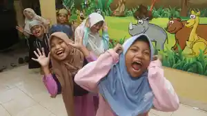 puluhan-anak-mengikuti-terapi-tertawa-rumah-amalia_20201020_112607.jpg