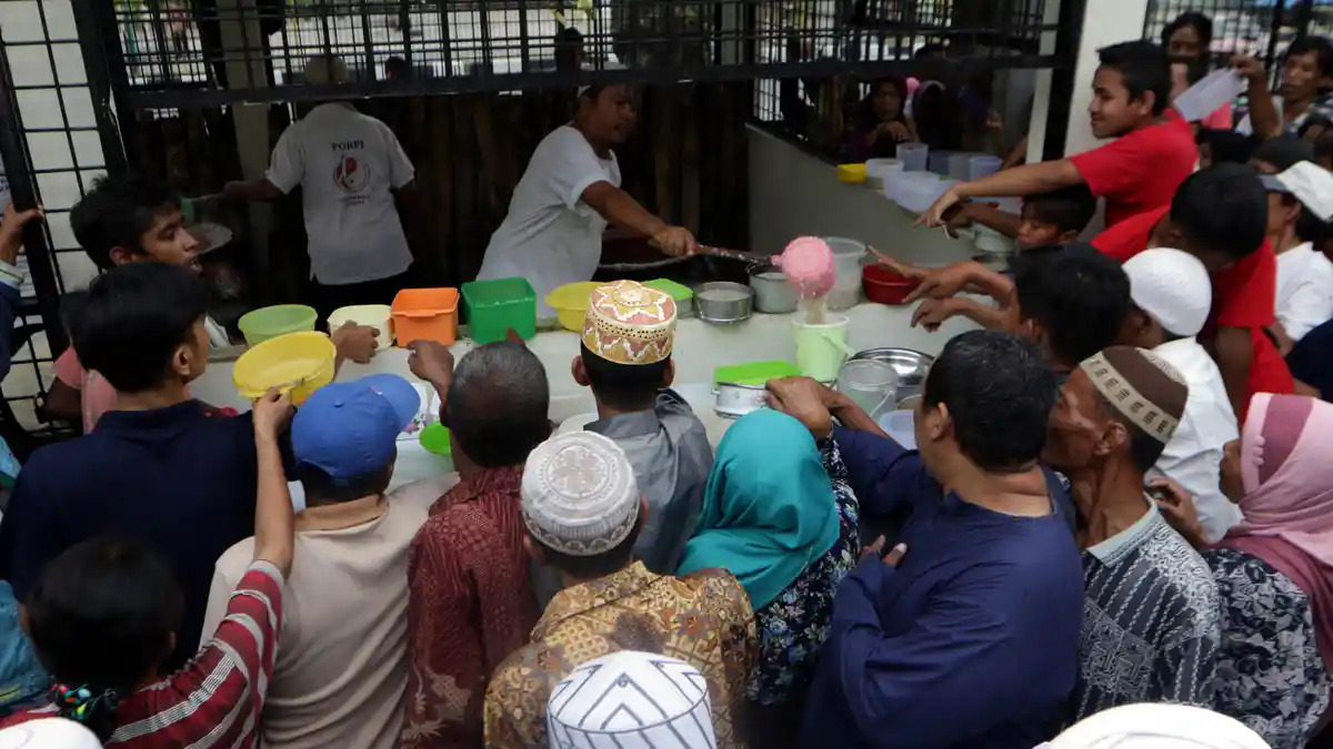 Kepolisian Dubai Memberikan 30.000 Makanan Kepada Pengendara untuk Berbuka Puasa
