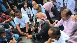 Ketua-DPRD-NTB-Baiq-Isvie-Rupaeda-menemui-masa-aksi.jpg