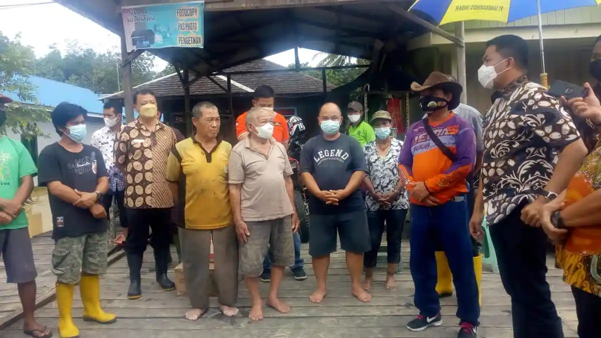 BREAKING NEWS Walikota Samarinda Andi Harun Mendatangi Desa Pampang yang Terdampak Banjir