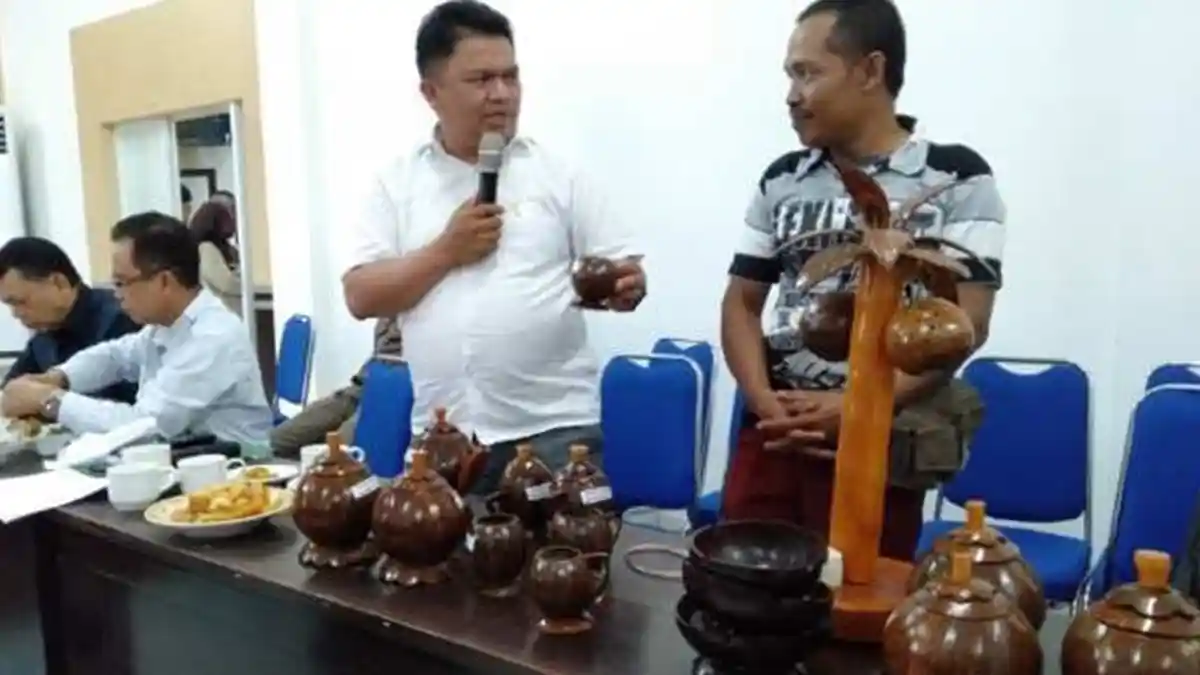 Warga Kotamobagu Sukses Sulap Limbah Batok Kelapa Jadi Barang Bernilai Jual