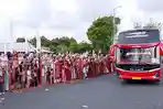 Diiringi Kumandang Adzan, Ratusan Jemaah Haji Lumajang Resmi Diberangkatkan ke Surabaya