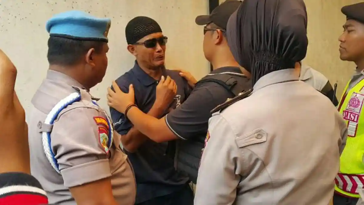 Emosi, Adik Dokter Lety Tinju Muka Dokter Helmi