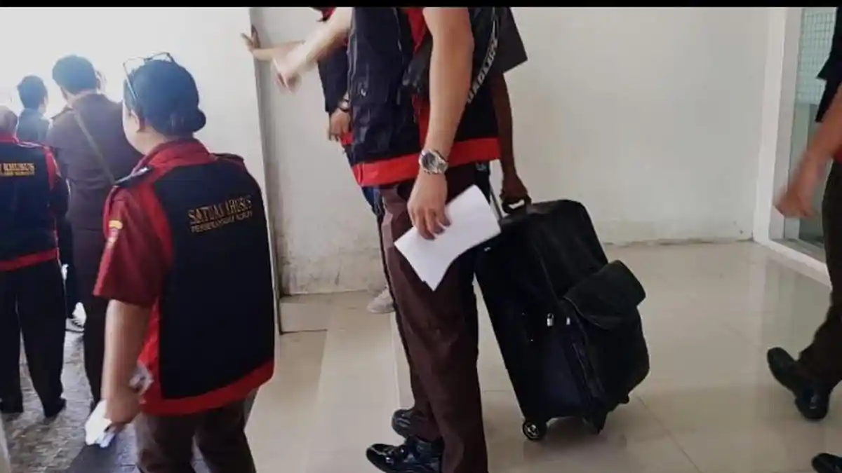 Usai Geledah Baplitbangda Maluku Tengah, Penyidik Angkut 1 Koper Dokumen