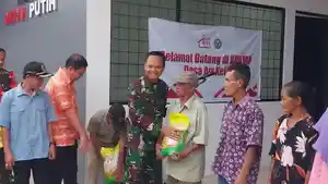 Bagi-sembako-di-Aik-Kelik.jpg