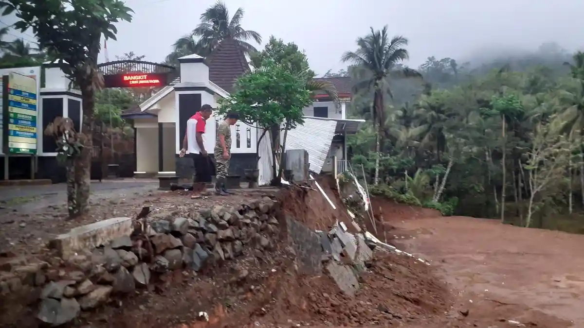 Detik-detik Plengsengan 4 Meter di Trenggalek Longsor Dihantam Hujan