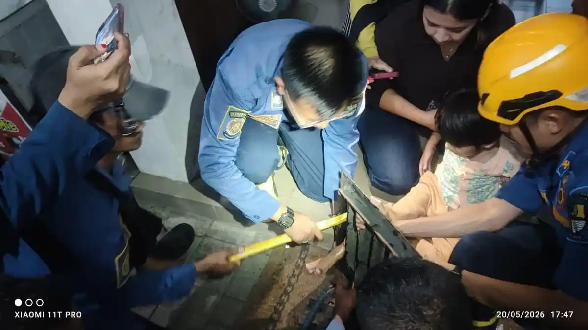 Bocah di Cirebon Tak Bisa Cabut Kaki dari Celah Besi Selokan, Ibunya Panik, Damkar Turun Tangan