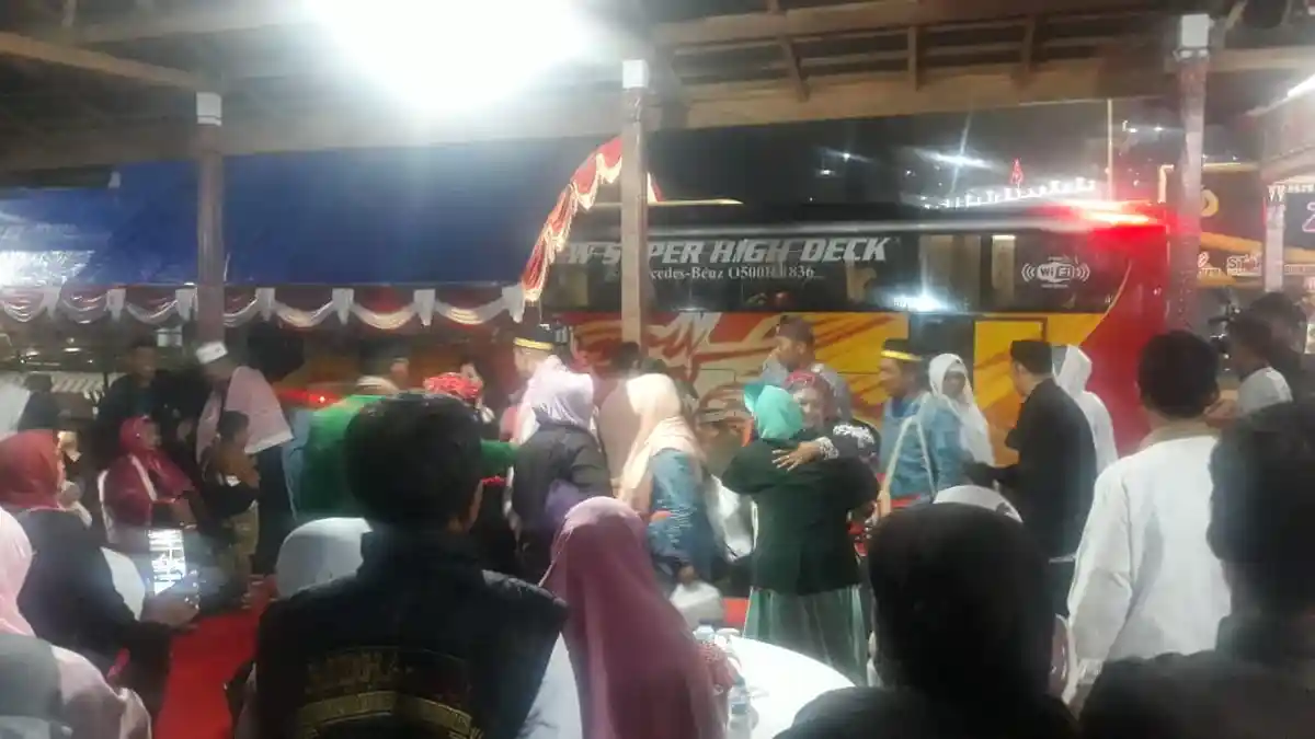 Isak Tangis Haru Warnai Penyambutan Jamaah Haji Tana Toraja