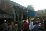 warga-berkerumun-di-rumah-fitria-diana-pelaku-penusukan-wiranto.jpg