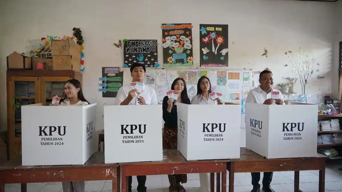 Calon Bupati Gianyar Agus Mahayastra Nyoblos Ditemani Istri Dan Anak
