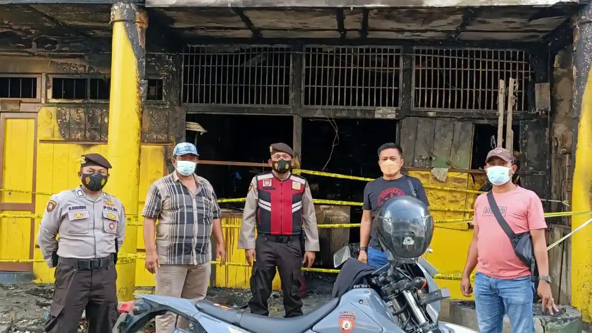 Selamatkan Diri, Pria Ini Nekat Lompat dari Lantai 2 saat Rukonya Terbakar