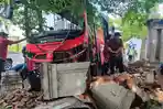 bus-bst-tabrak-gapura-batas-kota-solo.jpg