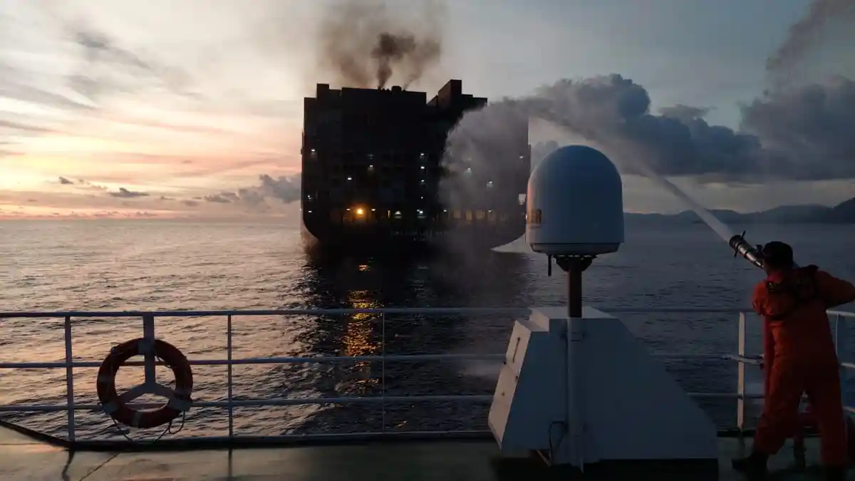 Kapal Kontainer dari Arab Tujuan Port Klang Terbakar di Laut Sabang, Basarnas Kirim Bantuan 